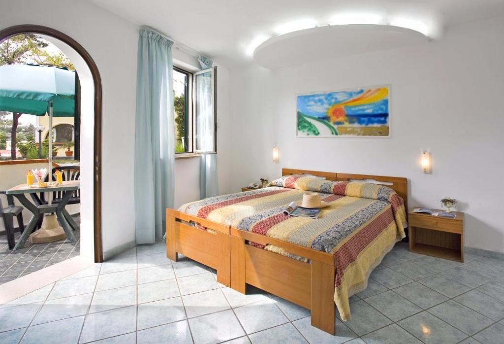 Forio di Ischia Albergo Villa Hibiscus חדר תמונה